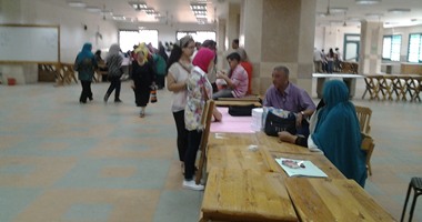 توافد الطلاب على مكتب تحويلات جامعة عين شمس 