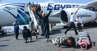 مطار القاهرة يستقبل 134 مصريا قادمين من ليبيا عبر منفذ جربا التونسى