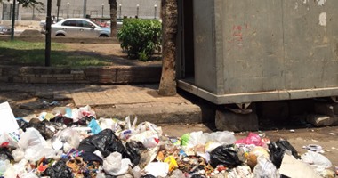 صحافة المواطن.. تراكم القمامة أمام مستشفى دار الشفاء بالعباسية