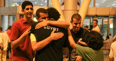 بالصور..لاعبو منتخب السلة يحتفلون مع ذويهم بمطار القاهرة