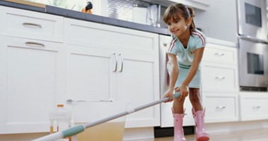 5 مهارات تنظيف لازم تعلميها لأطفالك.. "ترتيب السرير والمواعين أهمها"