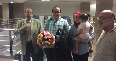 مطار القاهرة يستقبل ضابطًا من المصابين فى سيناء بعد تلقيه العلاج بلندن