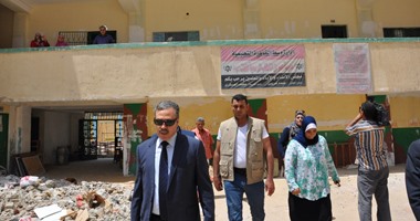 وزير التعليم يفاجأ بأكوام قمامة أمام إحدى مدارس القاهرة أثناء جولته