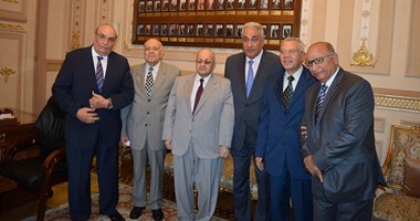 "القضاء الأعلى" ووزير العدل وسامح عاشور يناقشون آليات حل خلافات المحامين والقضاة.. الاتفاق على تشكيل لجان بالمحاكم لحل المنازعات قبل تصاعدها.. والمجلس يعد بتذليل العقبات.. والنقيب يدعو لضبط النفس