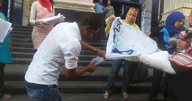 بالفيديو..شباب يحرقون علم إسرائيل أمام "الصحفيين"احتجاجا على حرق الرضيع الفلسطينى