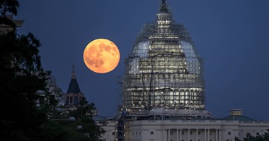 "ناسا" تختار صورة اليوم للقمر الأزرق بجوار مبنى الكونجرس الأمريكى