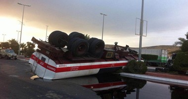 شلل بطريق صحارى أسوان لانقلاب شاحنة نقل بترولية ومصرع سائقها ومساعده