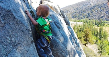 بالصور.. طفل يتسلق 438 كم على الجبال وهو فى الثانية من عمره