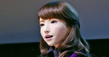 اليابان تطور الروبوت الأكثر تشابهًا بالبشر.. يتحدث ويغمز ولديه لغة جسد