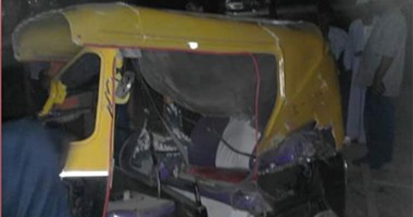 مصرع ربة منزل وإصابة 3 فى حادث تصادم بين سيارة نقل و"توكتوك" بسوهاج