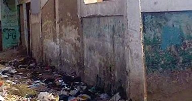 صحافة المواطن.. القمامة تحاصر مدرسة بمركز العياط فى الجيزة
