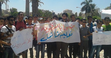 بالصور.. وقفة احتجاجية لطلاب الثانوية ببورسعيد ضد درجات وزير التعليم
