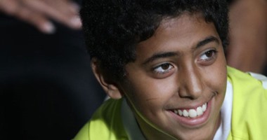 أحمد فتحى يهدى قميصه لأصغر لاعب فى مباراة الجونة