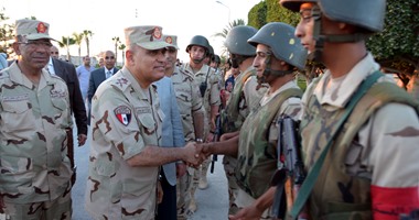 صور جولة وزير الدفاع فى سيناء لرفع الروح المعنوية لجنود الجيش والشرطة