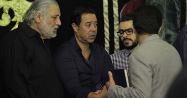 وصول مدحت صالح ومجدى أبو عميرة والحلفاوى إلى عزاء نور الشريف