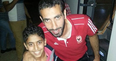 بالصور.. أصغر لاعب فى الكرة المصرية مع نجوم الساحرة المستديرة