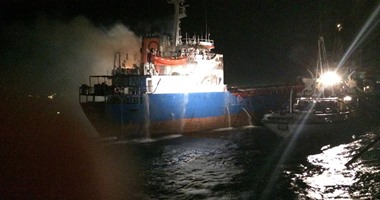 بالصور.. القوات البحرية تخمد حريقا شب بسفينة بالمدخل الجنوبى لقناة السويس