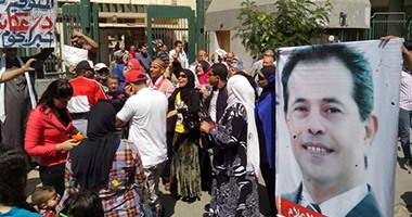 بالصور.. أنصار توفيق عكاشة يتظاهرون أمام محكمة شمال القاهرة