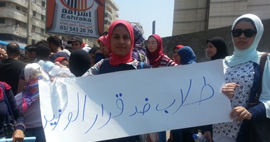 تظاهر طلاب الثانوية خلال اجتماع "الأعلى للجامعات" احتجاجا على درجات الحضور
