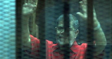 بالصور.. بدء جلسة محاكمة "مرسى" و10 آخرين بقضية "التخابر مع قطر"
