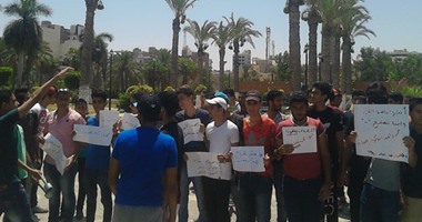 وقفة احتجاجية لطلاب الثانوية ببورسعيد ضد وزير التعليم بسبب درجات الحضور