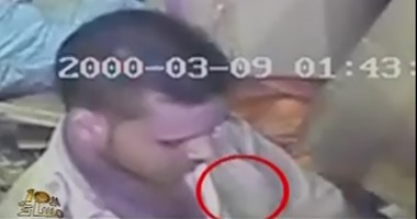 وائل الإبراشى يعرض فيديو لرجل شرطة يسرق محل مجوهرات أثناء حملة أمنية