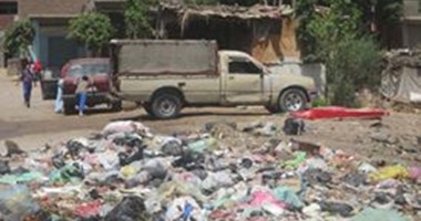 بالصور.. انتشار القمامة بالمدخل الرئيسى بقرية ميت ربيعة بالشرقية