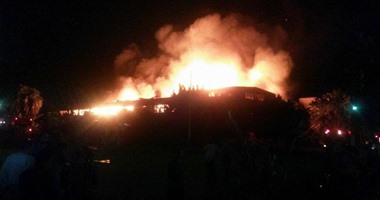 بالفيديو والصور.. استمرار حريق مصنع كارتون العاشر بعد نفاد مياه المطافئ 