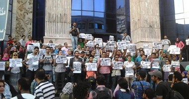 صحفيون يتظاهرون على سلالم النقابة احتجاجا على احتجاز مصور جريدة التحرير