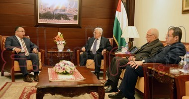 أبو مازن يلتقى السفير المصرى برام الله ويناقشان تطورات القضية الفلسطينية