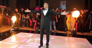 بالصور.. أوكا يستقبل مى كساب وسط الألعاب النارية