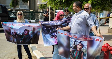 مواطنون ليبيون يتظاهرون أمام الجامعة العربية للمطالبة بتسليح جيش بلادهم