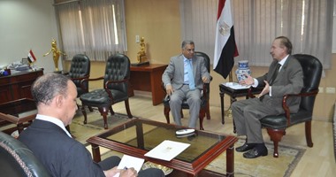 وزير الآثار يلتقى سفير الأرجنتين لبحث سبل التعاون بين البلدين