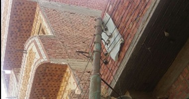 صحافة المواطن.. سقوط "عمود كهرباء" على منزل فى قرية صندفا بالمنيا