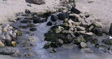 صحافة المواطن.. اختلاط الصرف الصحى بمياه البحر فى شاطئ النخيل بالإسكندرية