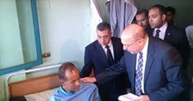 بالصور.. وزير الصحة يزور مصابى تفجير مبنى الأمن الوطنى بمستشفى النيل بشبرا
