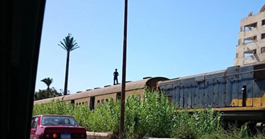 "صحافة المواطن": بالصور..طفل يتسلق قطارا أثناء سيره بأبو قير فى الإسكندرية