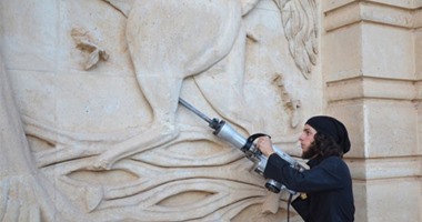 بالصور.. داعش يواصل تحطيم معالم التاريخ والآثار الأشورية بالعراق