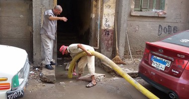بالصور.. إصلاح خط مياه غرب كفر الشيخ بعد انفجاره 