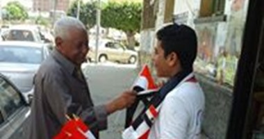 جمعية رسالة بالإسماعيلية تقدم أعلام مصر للمواطنين بمناسبة افتتاح القناة