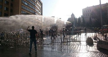 قوات الأمن اللبنانية تستخدم خراطيم المياه ضد المحتجين فى بيروت