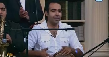 بالفيديو.. محمد عدوية يمسك "الطبلة" لوالده.. يؤكد: "أستاذنا وعلمنا كل حاجة"