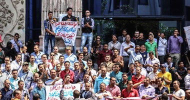أوائل الخريجين ينظمون وقفة على سلالم "الصحفيين" للمطالبة بالتعيين