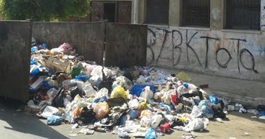 انتشار القمامة أمام كلية التكنولوجية بالإسكندرية ومديرها يستغيث بالمحافظ