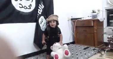 بالفيديو..داعش يُعلم الأطفال الذبح بقطع رأس الدمى وسط صيحات التكبير