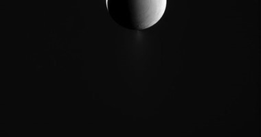ناسا تكشف عن صورة جديدة لقمر كوكب زحل الجليدى "إنسيلادوس"