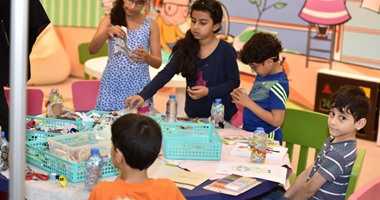 ركن الإبداع بمعرض العين تقرأ يقدم أنشطة تعليمية واستشارات نفسية للأطفال