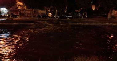 غرق شارع أبو بكر الصديق بعد كسر ماسورة المياه العمومية بمنطقة التجنيد