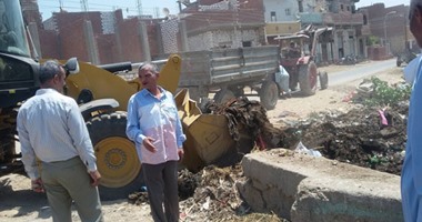 بالصور.. حملة لرفع القمامة وتشجير مداخل 4 قرى بمركز إهناسيا فى بنى سويف