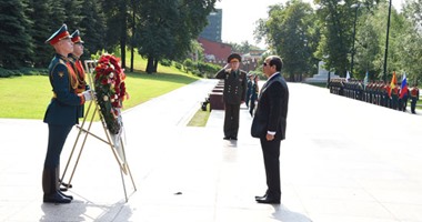 بالفيديو والصور ..السيسى يضع إكليلا من الزهور على النصب التذكارى للجندى المجهول بموسكو